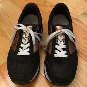 Brooks black/gold chariot sneakers